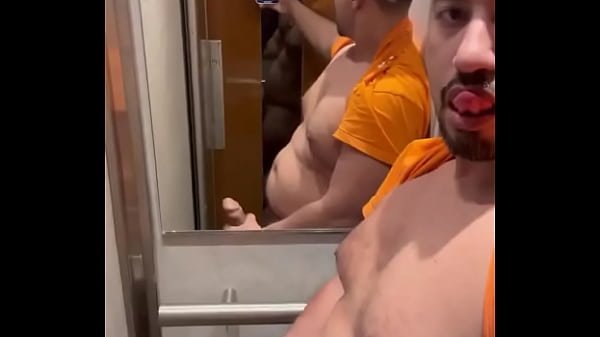 Il est temps de te rendre utile salope ! Tu ne vaux rien tant que tu n’as pas vidé les couilles de ton amant brésilie …