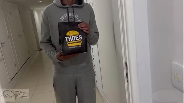 Pedi um lanche e o entregador do ifood fez um lanchinho também, comeu minha buceta e gozou na minha boca