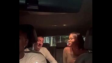 MOTORISTA DE UBER FODEU O CUZINHO DA JAPA GOSTOSA NA FRENTE DO CORNO MANSO